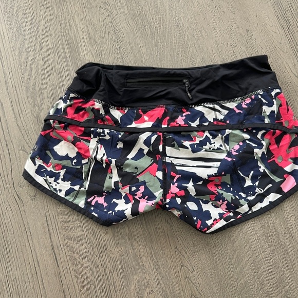 Lululemon Size 4 Speed Short 2.5” Inseam Color Pop Cut Boom Juice - Picture 2 of 6